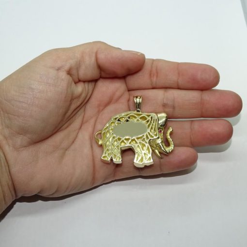 Impresionante elefante de oro amarillo de 18k con 0.53cts de diamantes, 1.04cts de zafiros, 0.15 cts de rubís y una esmeralda de 0.07cts. Peso; 27.35 gr de oro de 18k. - Imagen 4