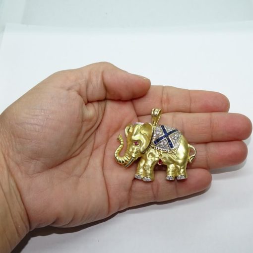 Impresionante elefante de oro amarillo de 18k con 0.53cts de diamantes, 1.04cts de zafiros, 0.15 cts de rubís y una esmeralda de 0.07cts. Peso; 27.35 gr de oro de 18k. - Imagen 2