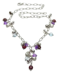 Collar de oro blanco de 18k con 14 pepitas de oro y 13 piedras finas de color. Cierre mosquetón, todo de oro de 18k. 40.00 cm de largo. Peso; 21.40 gr.