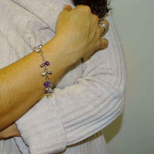 Pulsera de oro blanco de 18k con 11 amatistas , 4 ópalos rosas y 11 pepitas de oro. - Imagen 2