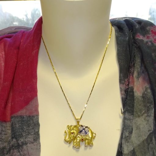 Impresionante elefante de oro amarillo de 18k con cadena de oro macizo de 50.00cm. Total: 37.20 gr de oro de 18k. - Imagen 2