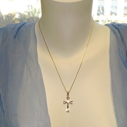 Cruz de oro amarillo mate y brillo de 18k para comunión o mujer. - Imagen 2