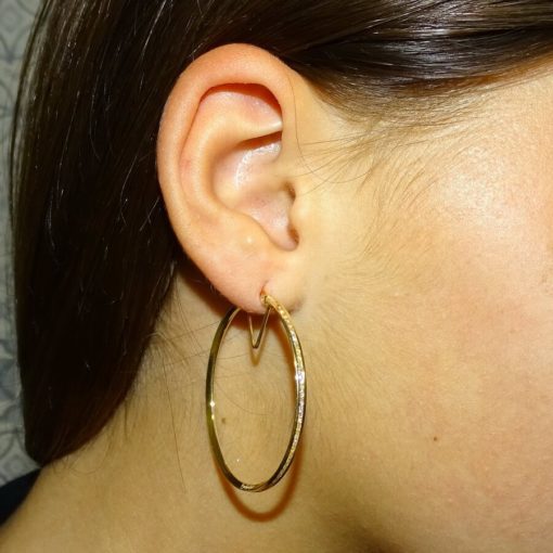 Pendientes aros de oro amarillo de 18k con circonitas en carril. - Imagen 2