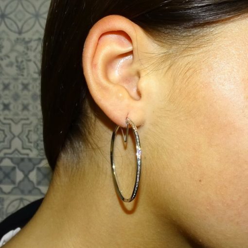 Pendientes aros de oro blanco de 18k con circonitas. 2.00mm de anchos y 4.00cm de diámetro exterior. - Imagen 2