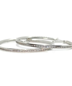 Pendientes aros de oro blanco de 18k con circonitas. 2.00mm de anchos y 4.00cm de diámetro exterior.