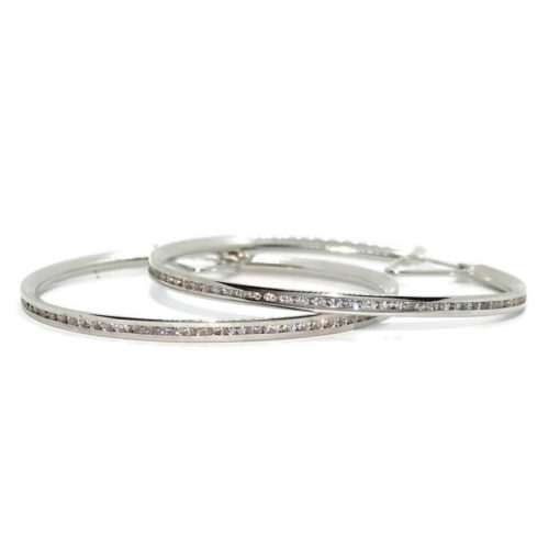 Pendientes aros de oro blanco de 18k con circonitas. 2.00mm de anchos y 4.00cm de diámetro exterior.