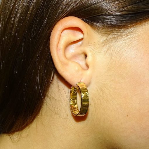 Originales aros de oro amarillo de 18k de tubo cuadrado con detalle de tornillo - Imagen 2