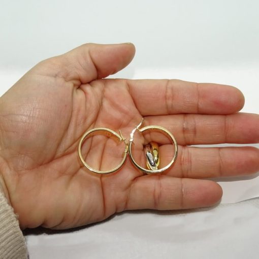 Originales aros de oro amarillo de 18k de tubo cuadrado con detalle de tornillo - Imagen 4