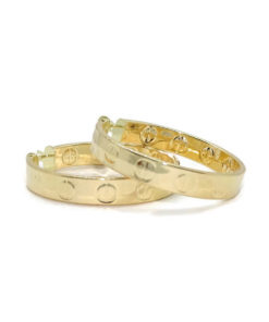 Aros de oro amarillo de 18k de tubo cuadrado con detalle de tornillo tanto por fuera como por dentro de 6mm de anchos