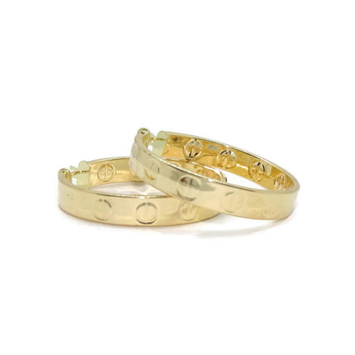 Aros de oro amarillo de 18k de tubo cuadrado con detalle de tornillo tanto por fuera como por dentro de 6mm de anchos
