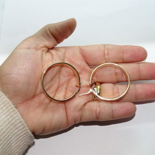 Aros de oro amarillo de 18k de tubo cuadrado con detalle de tornillo tanto por fuera como por dentro de 6mm de anchos - Imagen 4
