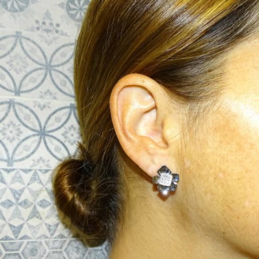 Estilosos y modernos pendientes de oro blanco de 18k con 9 diamantes auténticos talla brillante que suman 0.10cts - Imagen 2
