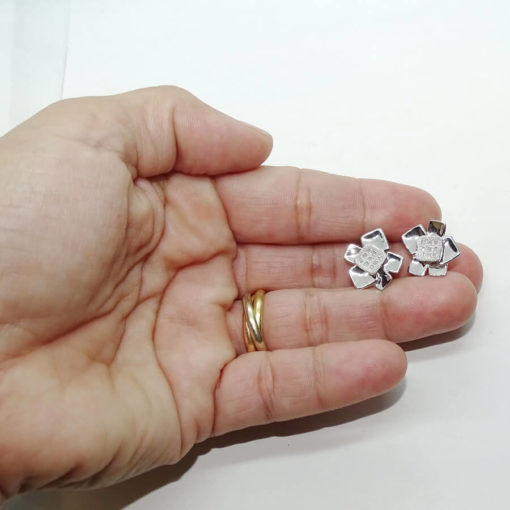 Estilosos y modernos pendientes de oro blanco de 18k con 9 diamantes auténticos talla brillante que suman 0.10cts - Imagen 4