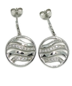 Bonitos pendientes de oro blanco de 18k con 0.11cts de diamantes, una joya lujosa.