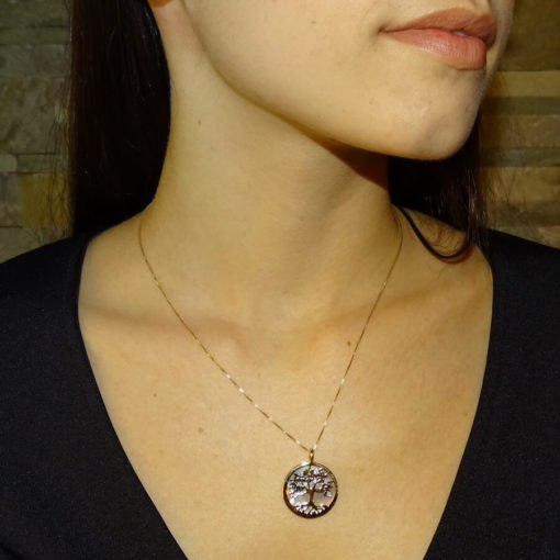 Collar con motivo de 23.00 mm de diámetro de árbol de la vida de oro de 18k con nácar y cadena veneciana de 45cm. - Imagen 2