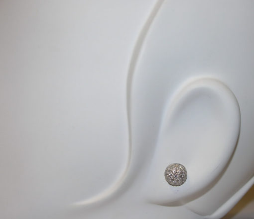 Pendientes media bola de oro blanco de 18 ktes con circonitas. - Imagen 2
