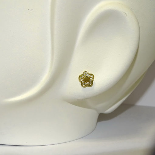 Pendientes flor de oro amarillo brillo de 18ktes con 30 circonitas de la mejor calidad. Cierre presion 0.8cm de alto por 0.8cm de ancho - Imagen 2