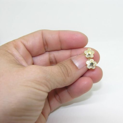 Pendientes flor de oro amarillo brillo de 18ktes con 30 circonitas de la mejor calidad. Cierre presion 0.8cm de alto por 0.8cm de ancho - Imagen 3