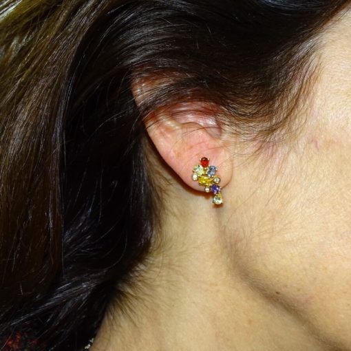 Alegres y brillantes pendientes de oro amarillo de 18K con 12 piedras de color y 6 circonitas blancas. - Imagen 2