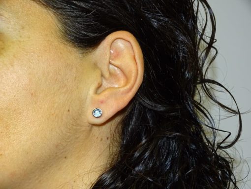 Preciosos y vistosos pendientes de oro blanco de 18k con 8 diamantes que suman 0.04cts y 2 topacios azules. Tamaño del pendientes; 6mm de diámetro y cierre presión. - Imagen 2