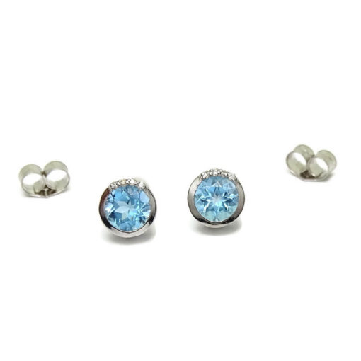 Preciosos y vistosos pendientes de oro blanco de 18k con 8 diamantes que suman 0.04cts y 2 topacios azules. Tamaño del pendientes; 6mm de diámetro y cierre presión. - Imagen 7