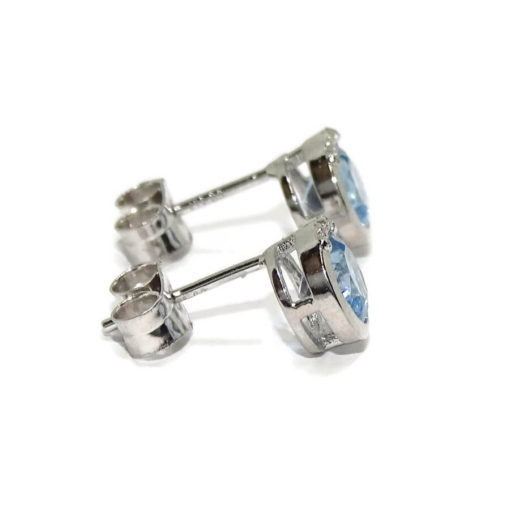 Preciosos y vistosos pendientes de oro blanco de 18k con 8 diamantes que suman 0.04cts y 2 topacios azules. Tamaño del pendientes; 6mm de diámetro y cierre presión. - Imagen 6