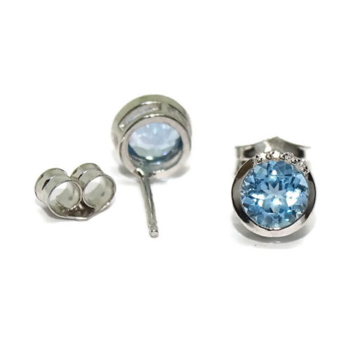 Preciosos y vistosos pendientes de oro blanco de 18k con 8 diamantes que suman 0.04cts y 2 topacios azules. Tamaño del pendientes; 6mm de diámetro y cierre presión. - Imagen 4
