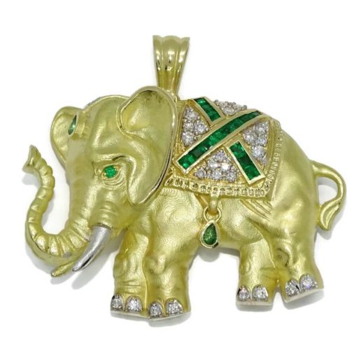Impresionante elefante de oro amarillo de 18k con 0.50 cts de diamantes y 0.69cts de esmeraldas