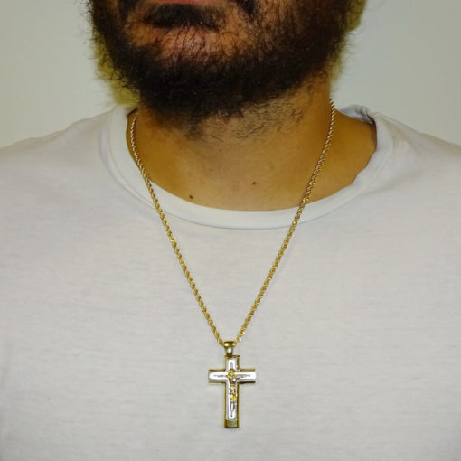Original y exclusiva cruz con Cristo de oro de 18k y cordón de 3.30 mm de ancho y 60cm de largo. - Imagen 2