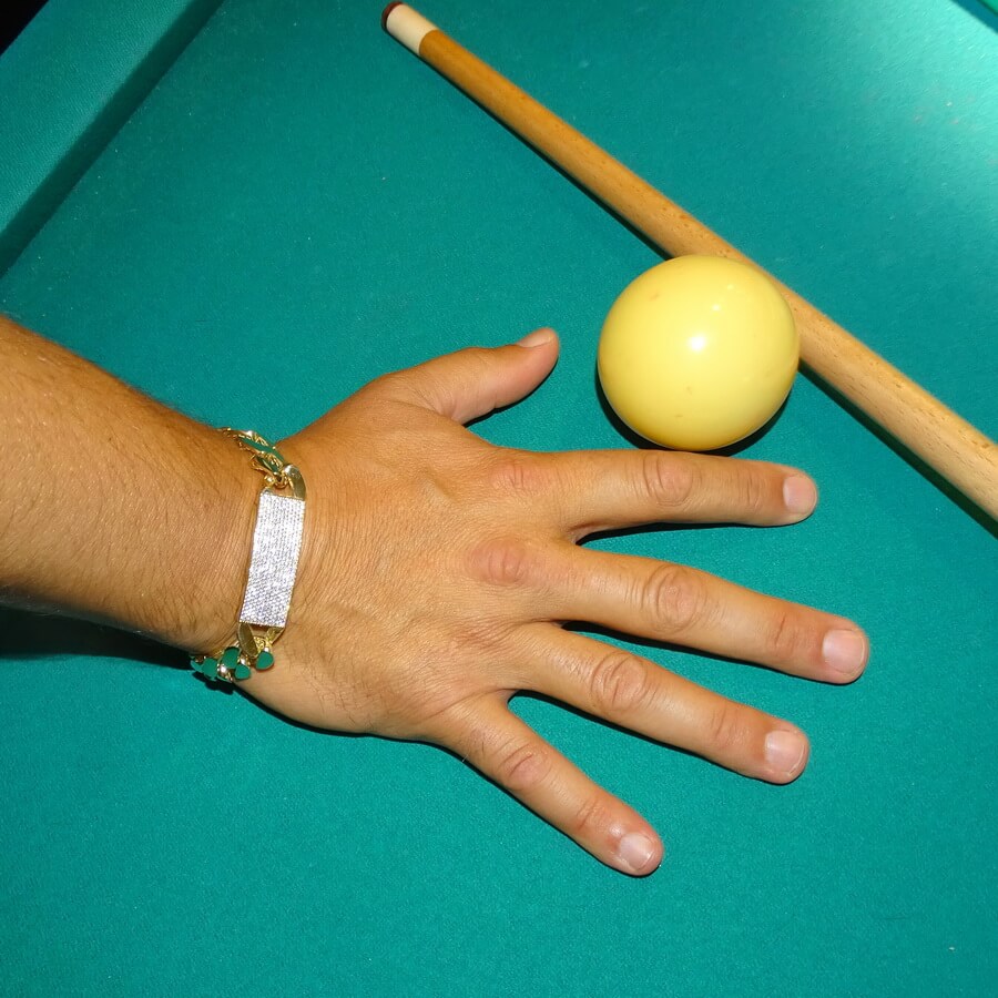 Impresionante pulsera para hombre de oro amarillo de 18k de 21.00 cm de larga y 1.40 cm de ancha, modelo barbada plana con placa, cierre mónaco - Imagen 2