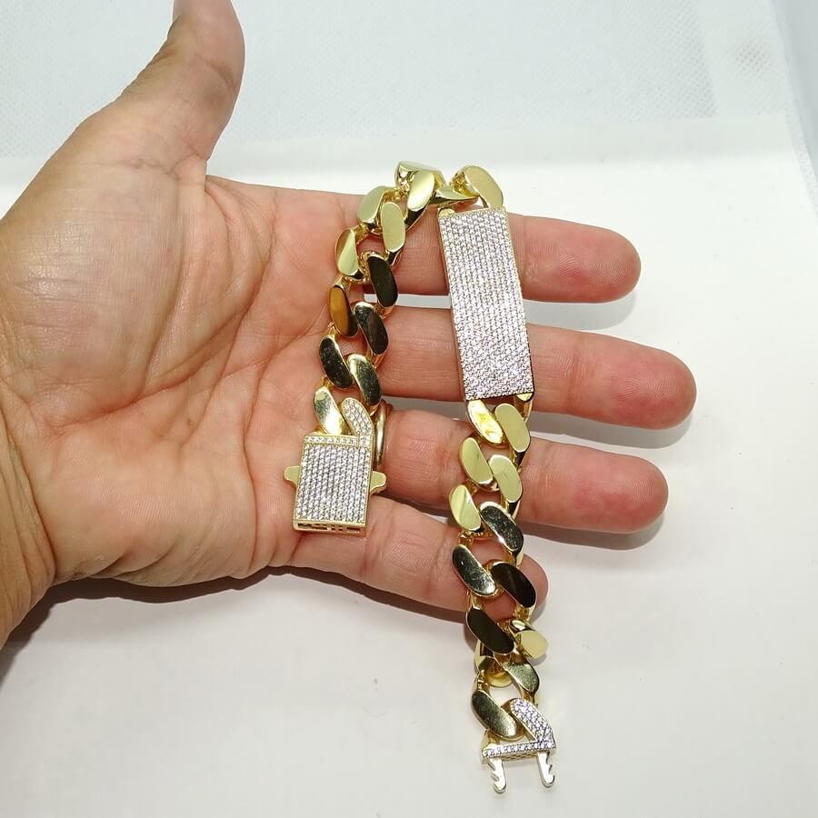 Impresionante pulsera para hombre de oro amarillo de 18k de 21.00 cm de larga y 1.40 cm de ancha, modelo barbada plana con placa, cierre mónaco - Imagen 4