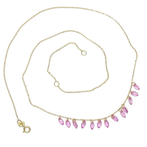 Fino y elegante collar de oro amarillo de 18k con 13 topacios rosas talla briolette de 42.00 cm de largo