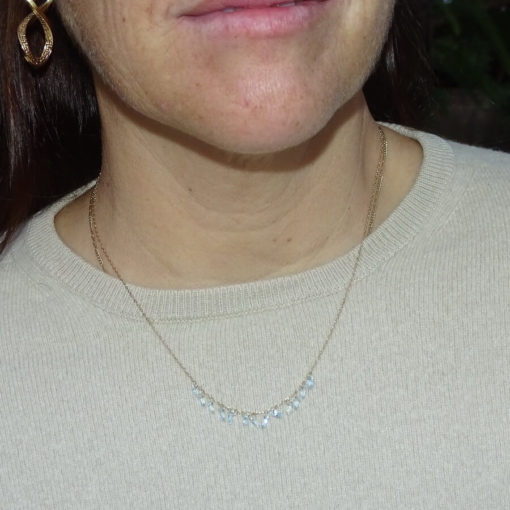 Precioso y elegante collar de oro amarillo de 18k con 13 topacios azules talla briolette - Imagen 2