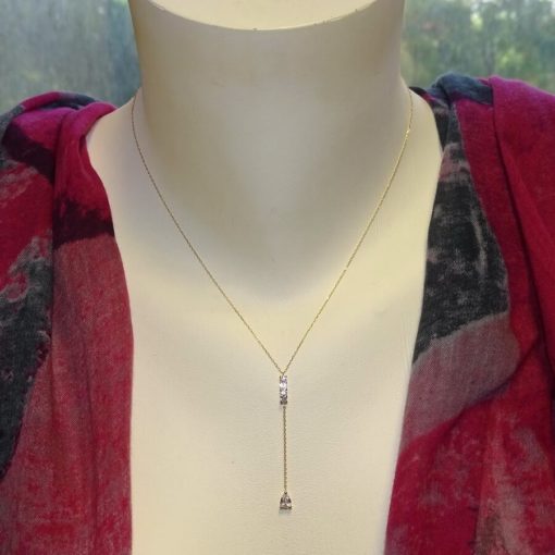 Fino y elegante collar de oro amarillo de 18k con 4 circonitas en carril y una circonita en forma de lágrima - Imagen 2