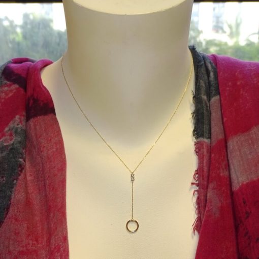 Fino y elegante collar de oro amarillo de 18k con 2 circonitas y un circulo de 1.00cm de diámetro - Imagen 2
