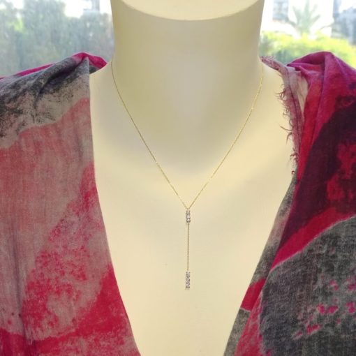 Fino y elegante collar de oro amarillo de 18k con 7 circonitas en carril. - Imagen 2