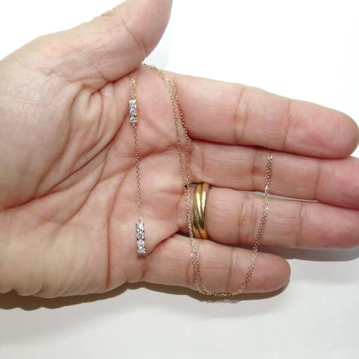 Fino y elegante collar de oro amarillo de 18k con 7 circonitas en carril. - Imagen 3