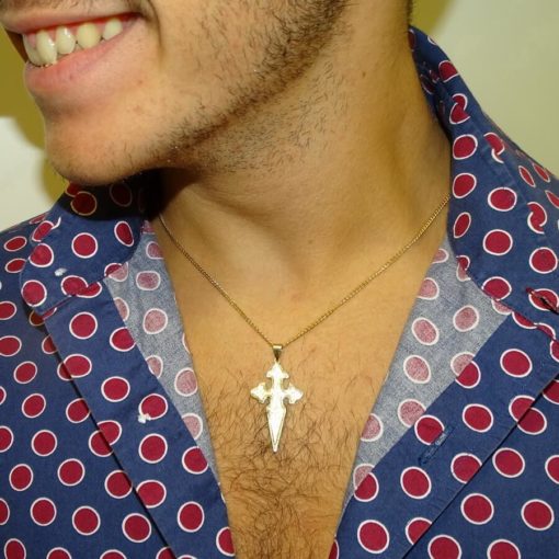 Cruz de Santiago en oro amarillo macizo de 18k para hombre mate y brillo con cadena barbada plana. - Imagen 2