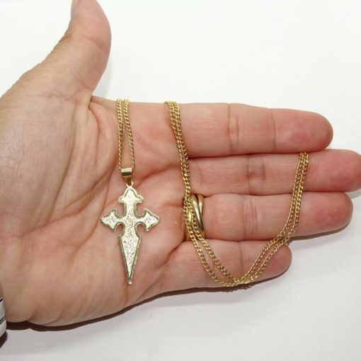 Cruz de Santiago en oro amarillo macizo de 18k para hombre mate y brillo con cadena barbada plana. - Imagen 3