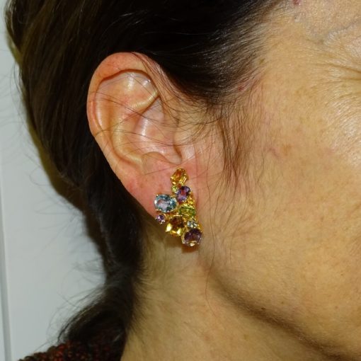 Pendientes de oro amarillo de 18K con 20 piedras finas de color. 3.00 cm de largos - Imagen 2