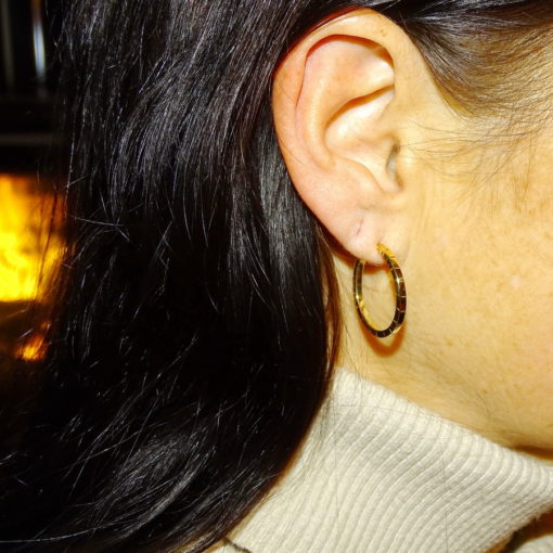 Pendientes aros de oro amarillo de 18k brillo de tubo cuadrado de 2mm de ancho con grabado ralla - Imagen 2