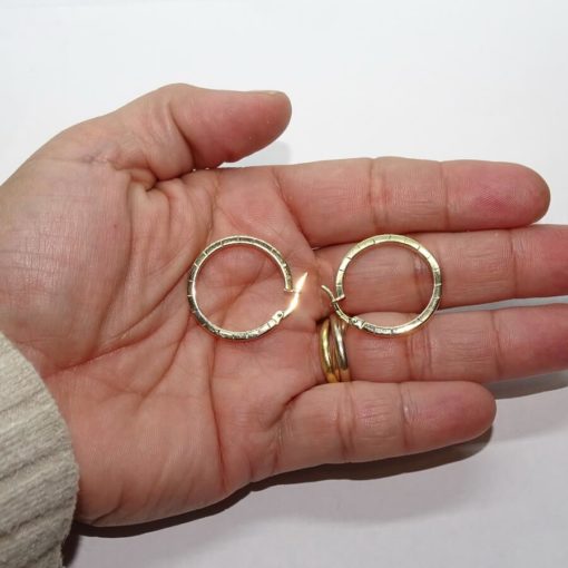 Pendientes aros de oro amarillo de 18k brillo de tubo cuadrado de 2mm de ancho con grabado ralla - Imagen 3