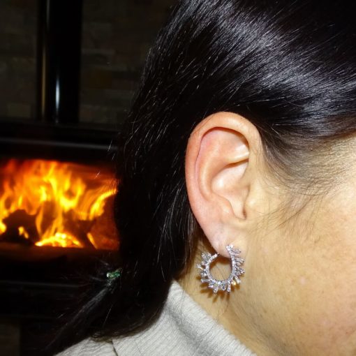 Espectaculares pendientes de oro blanco de 18k con 92 diamantes naturales que suman 1.53cts con forma de ola, cierre omega, cómodo y muy seguro. - Imagen 2