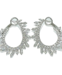 Espectaculares pendientes de oro blanco de 18k con 92 diamantes naturales que suman 1.53cts con forma de ola, cierre omega, cómodo y muy seguro.