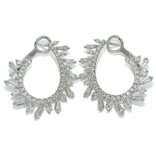 Espectaculares pendientes de oro blanco de 18k con 92 diamantes naturales que suman 1.53cts con forma de ola, cierre omega, cómodo y muy seguro.