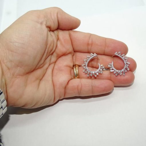 Espectaculares pendientes de oro blanco de 18k con 92 diamantes naturales que suman 1.53cts con forma de ola, cierre omega, cómodo y muy seguro. - Imagen 3