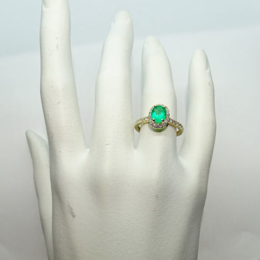 Impresiónate anillo de oro amarillo de 18k con una esmeralda central talla oval de 7x6 y 0.89cts y diamantes. - Imagen 2