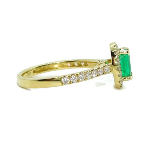 Impresiónate anillo de oro amarillo de 18k con una esmeralda central talla oval de 7x6 y 0.89cts y diamantes. - Imagen 7