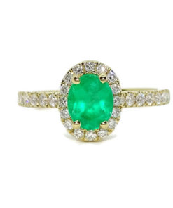 Impresiónate anillo de oro amarillo de 18k con una esmeralda central talla oval de 7x6 y 0.89cts y diamantes.