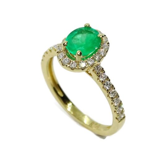 Impresiónate anillo de oro amarillo de 18k con una esmeralda central talla oval de 7x6 y 0.89cts y diamantes. - Imagen 5